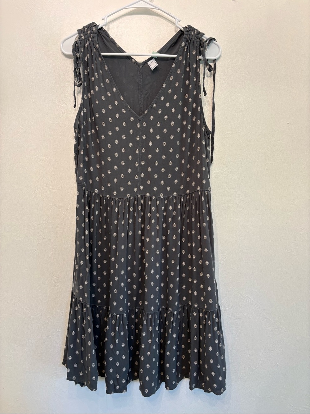 Susina Charcoal Grey Sleeveless V-Neck Tiered Midi Dress